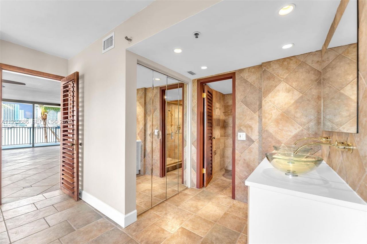 801 N Venetian Dr, Unit 208, Miami Beach, FL 33139 Photo