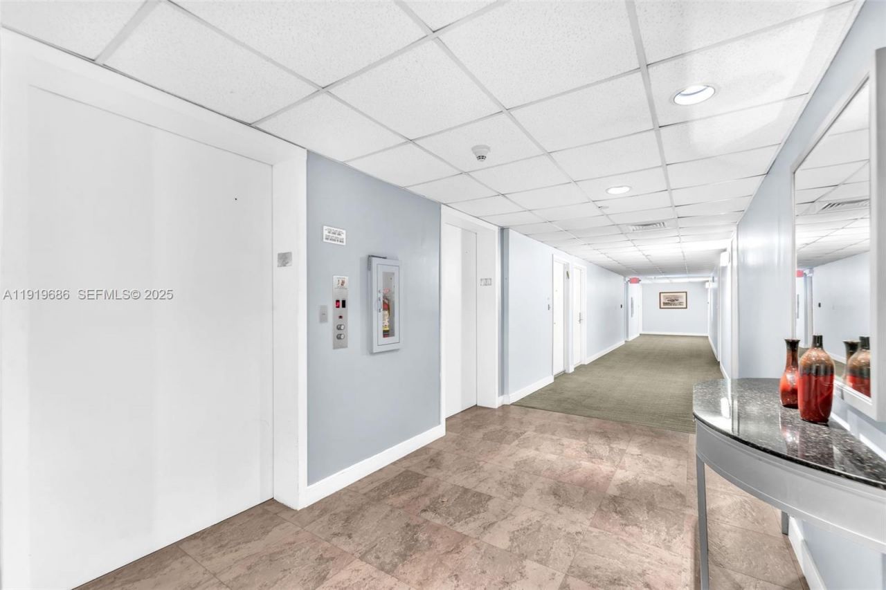 801 N Venetian Dr, Unit 208, Miami Beach, FL 33139 Photo