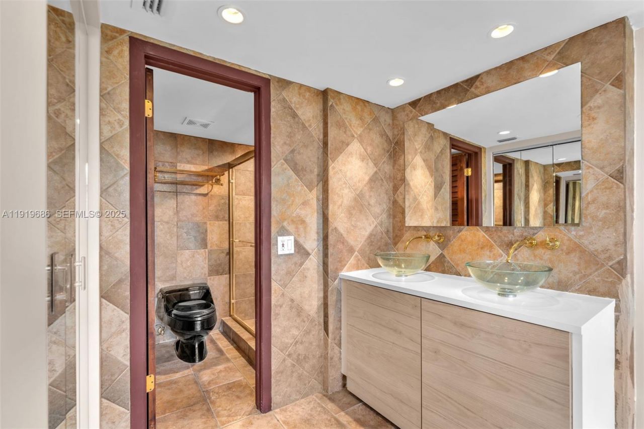 801 N Venetian Dr, Unit 208, Miami Beach, FL 33139 Photo