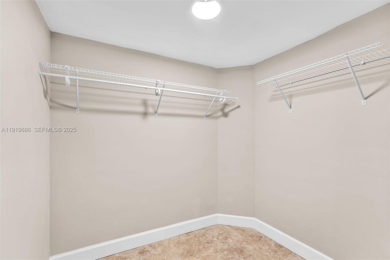 801 N Venetian Dr, Unit 208, Miami Beach, FL 33139 Photo