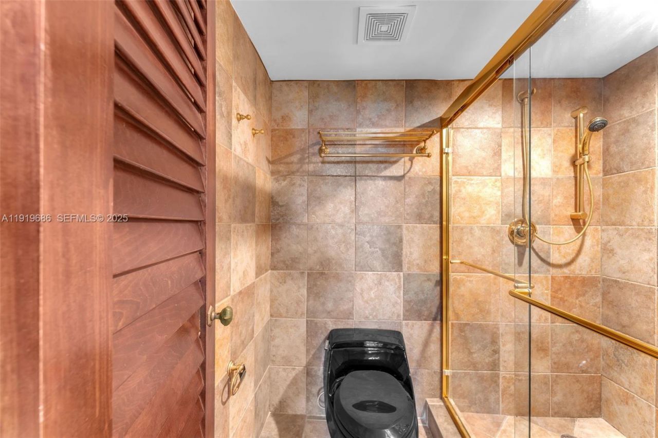 801 N Venetian Dr, Unit 208, Miami Beach, FL 33139 Photo