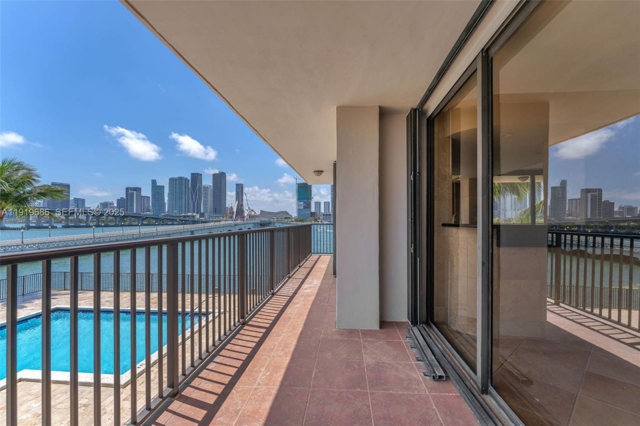 801 N Venetian Dr, Unit 208, Miami Beach, FL 33139 Photo