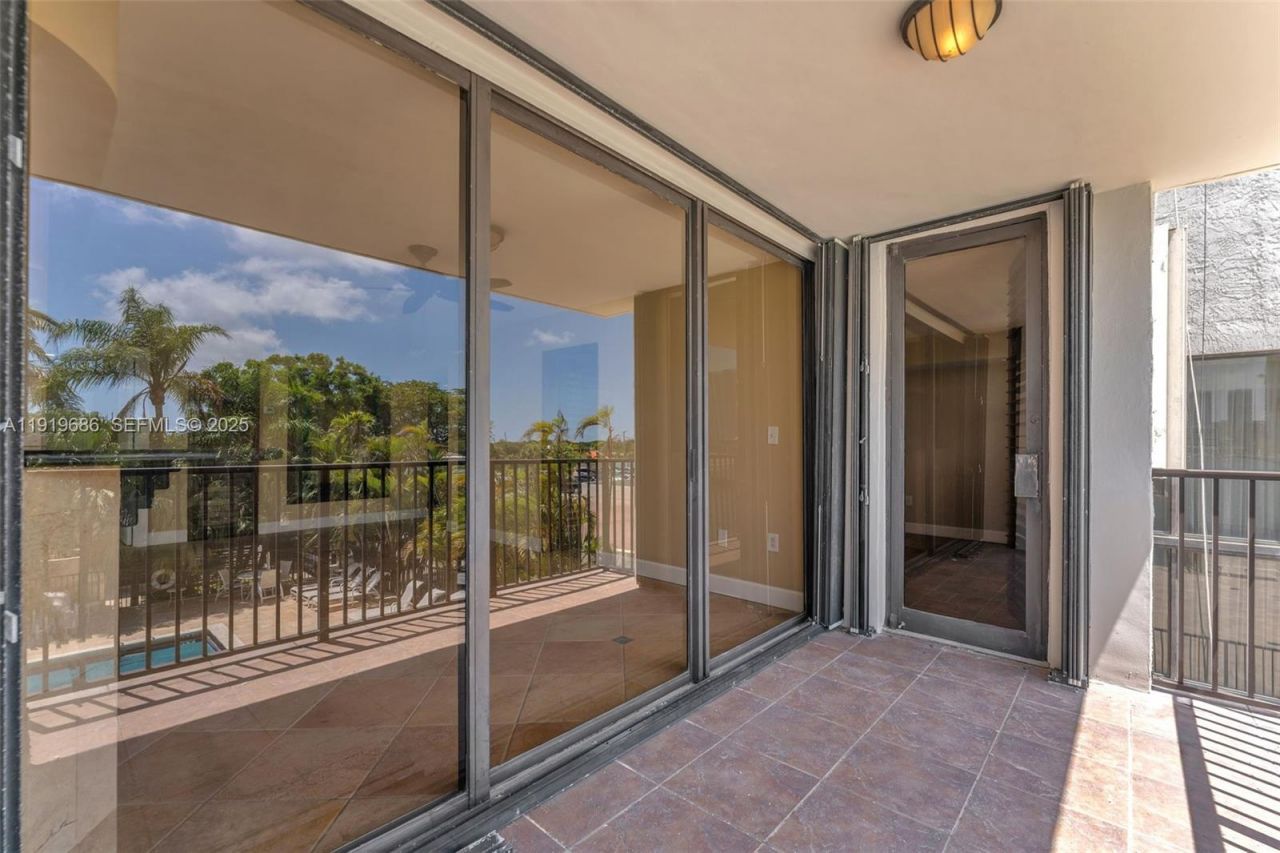 801 N Venetian Dr, Unit 208, Miami Beach, FL 33139 Photo