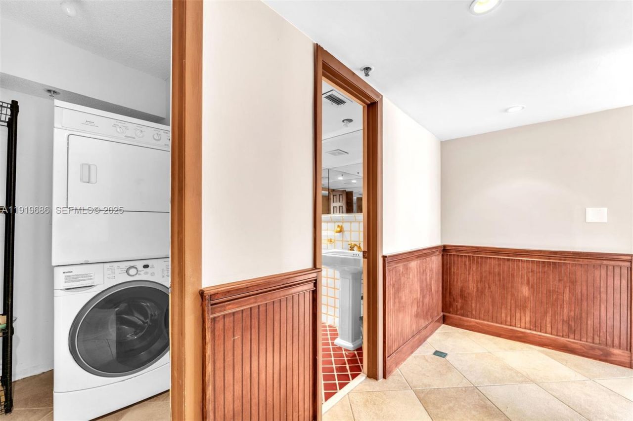 801 N Venetian Dr, Unit 208, Miami Beach, FL 33139 Photo