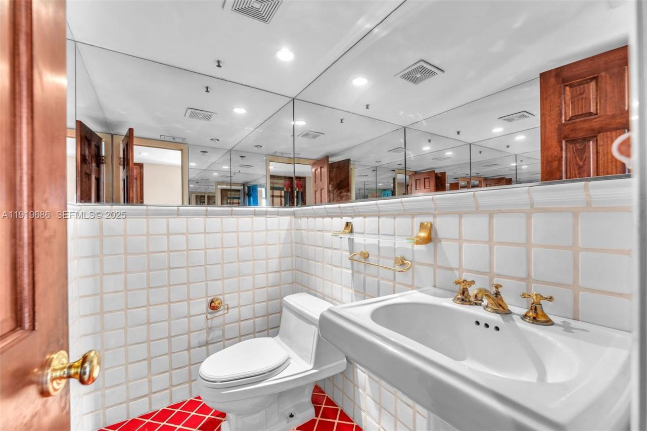 801 N Venetian Dr, Unit 208, Miami Beach, FL 33139 Photo