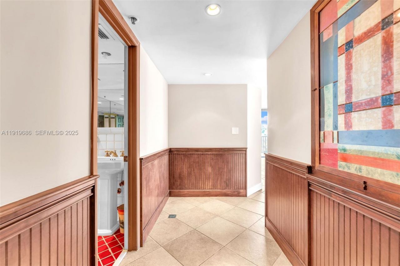 801 N Venetian Dr, Unit 208, Miami Beach, FL 33139 Photo