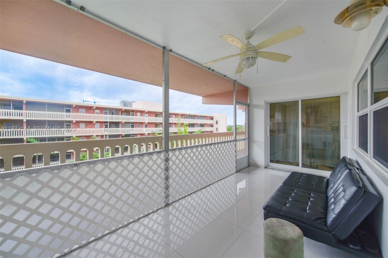 200 NE 12th Ave, Unit 6D, Hallandale Beach, FL 33009 Photo