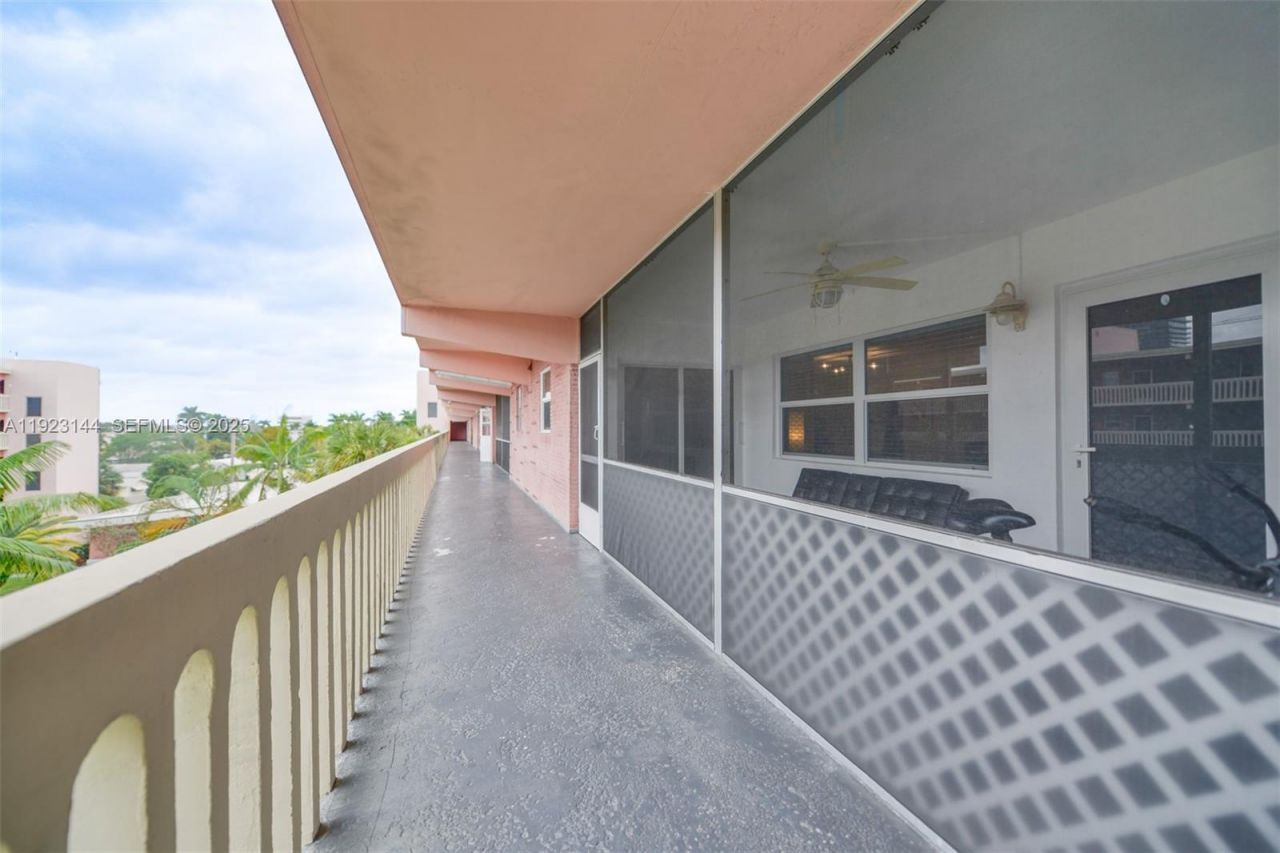 200 NE 12th Ave, Unit 6D, Hallandale Beach, FL 33009 Photo