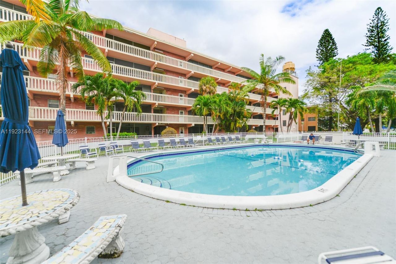 200 NE 12th Ave, Unit 6D, Hallandale Beach, FL 33009 Photo