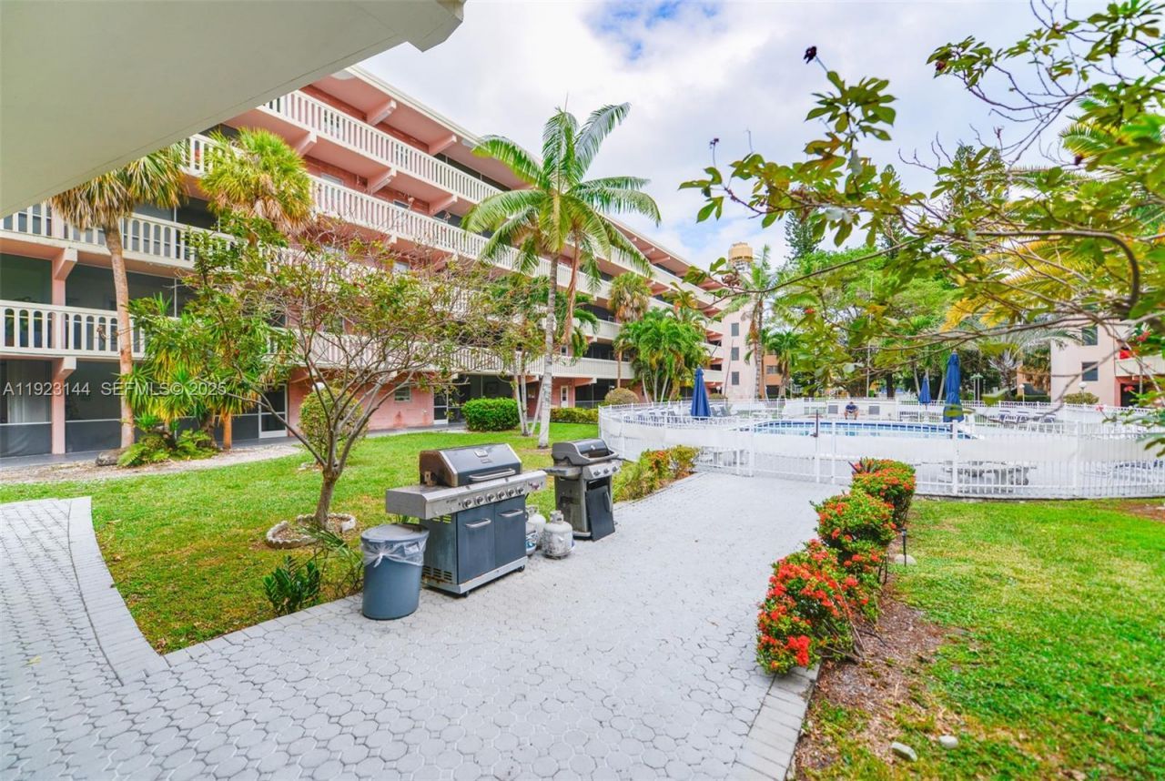 200 NE 12th Ave, Unit 6D, Hallandale Beach, FL 33009 Photo