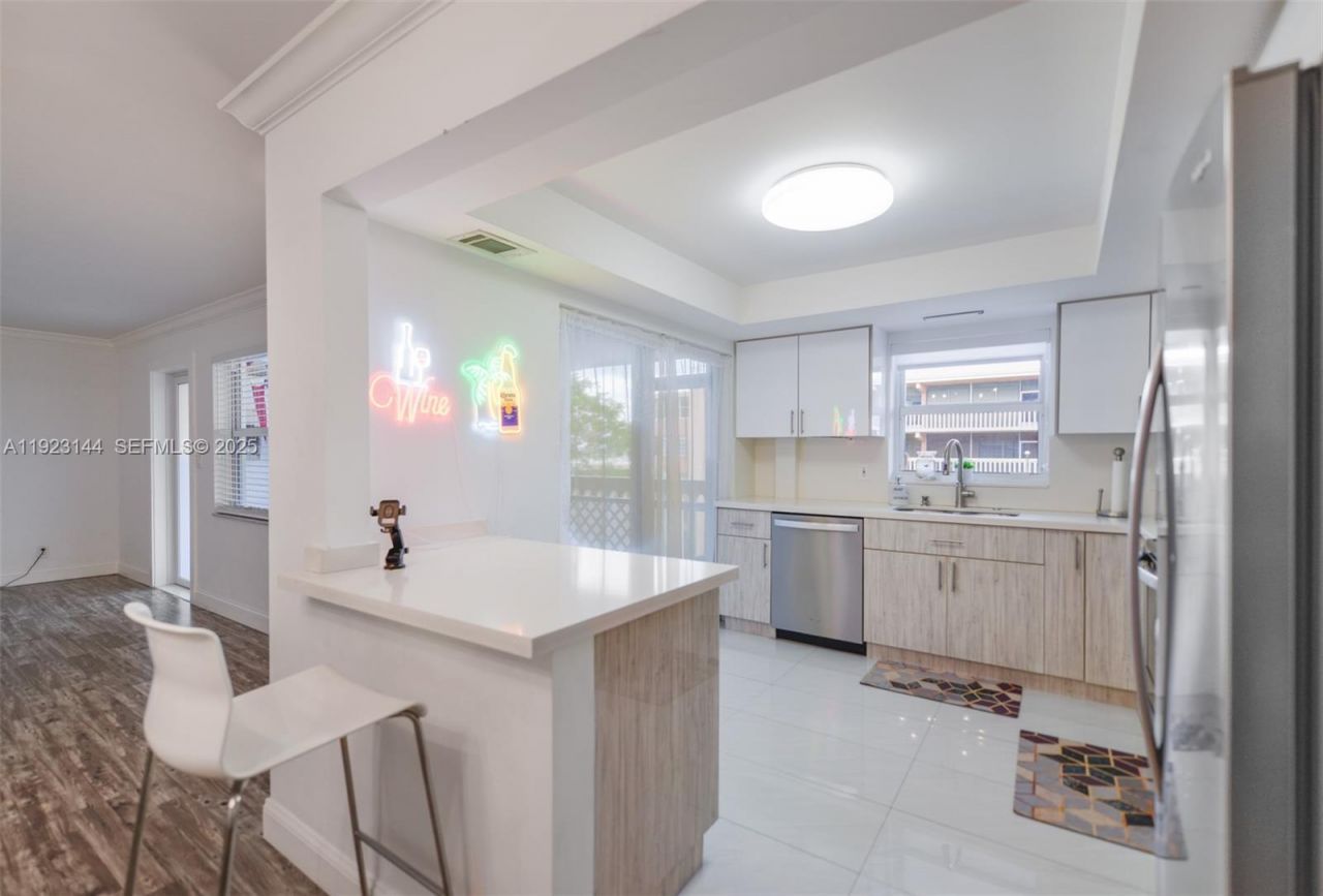 200 NE 12th Ave, Unit 6D, Hallandale Beach, FL 33009 Photo