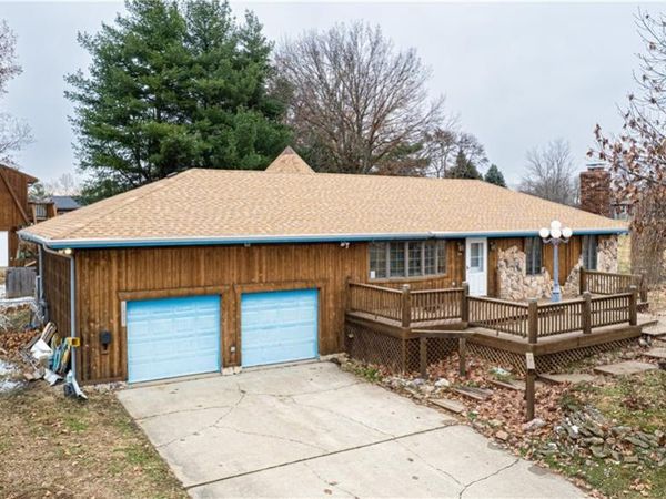 1402 SE Moore Road, St Joseph, MO 64504