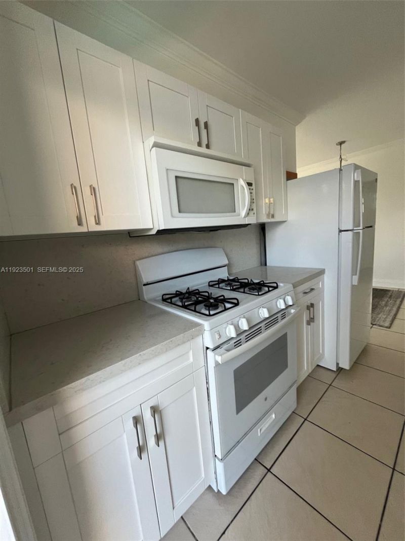 315 69th St, Unit 212, Miami Beach, FL 33141 Photo