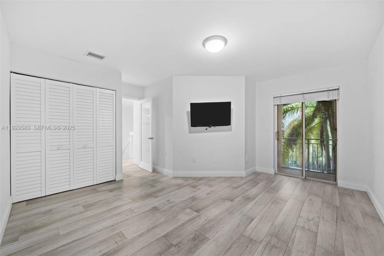 1240 Weeping Willow Way, Unit 1240, Hollywood, FL 33019 Photo