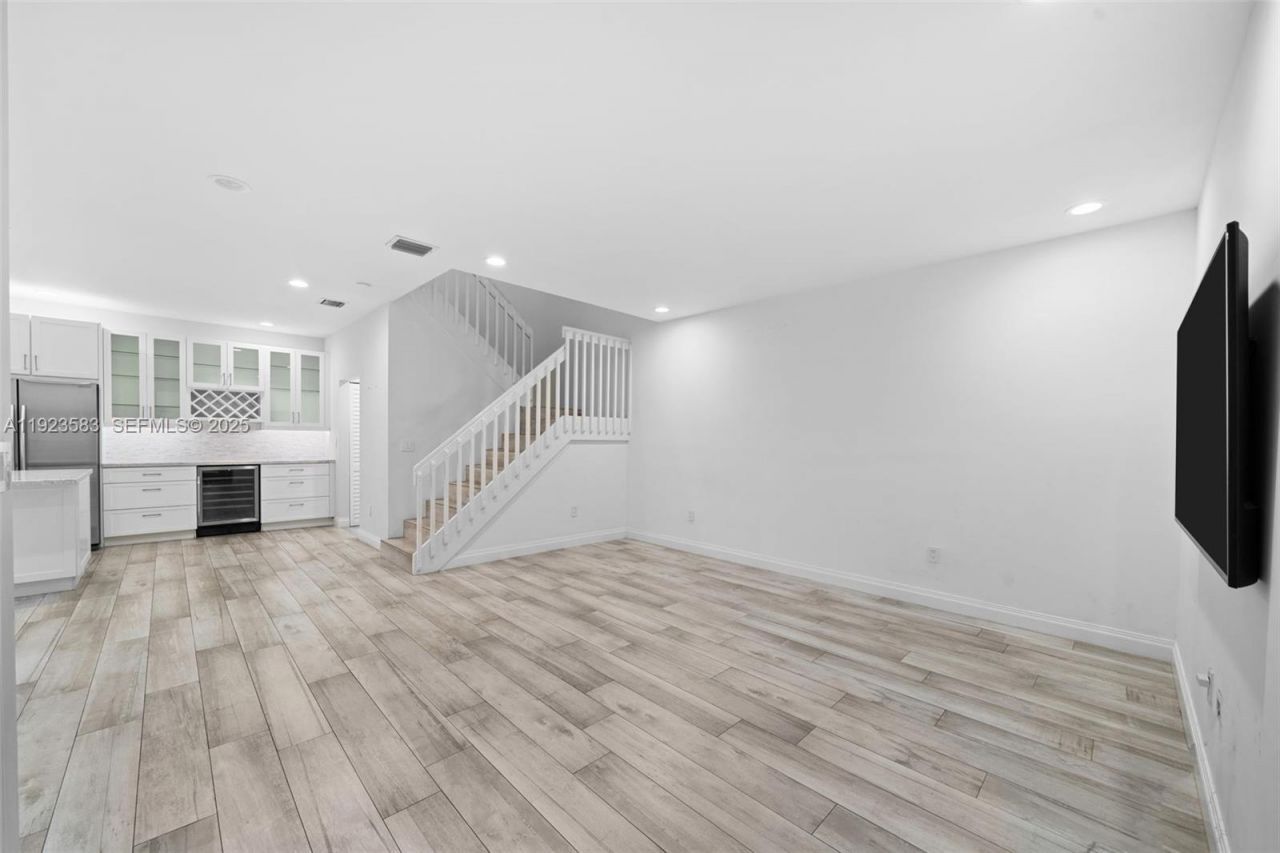 1240 Weeping Willow Way, Unit 1240, Hollywood, FL 33019 Photo