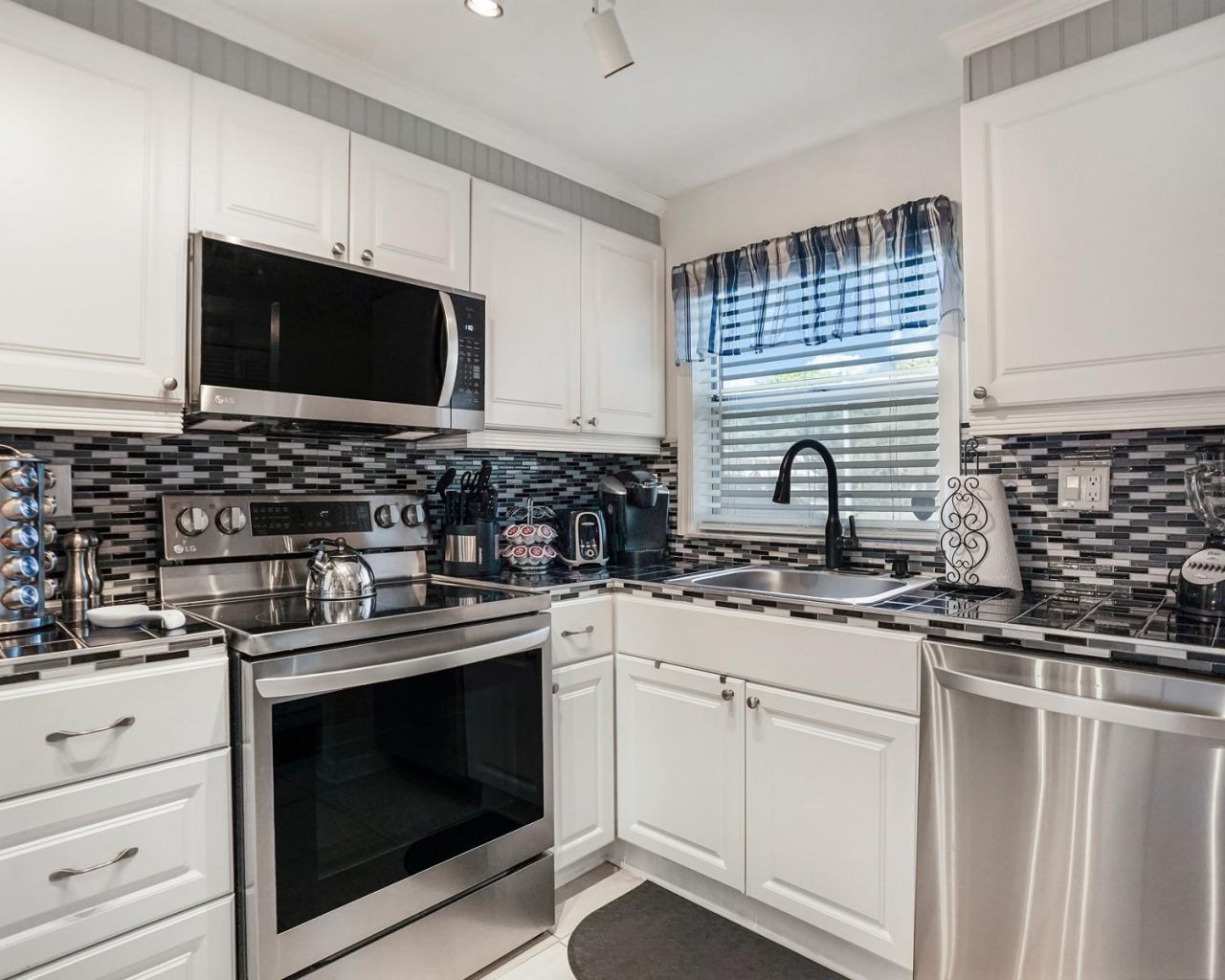 9281 Sunrise Lakes Boulevard, Unit 101, Sunrise, FL 33322 Photo