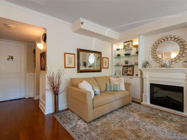 100 Hilton Avenue, Unit M4, Garden City, NY 11530