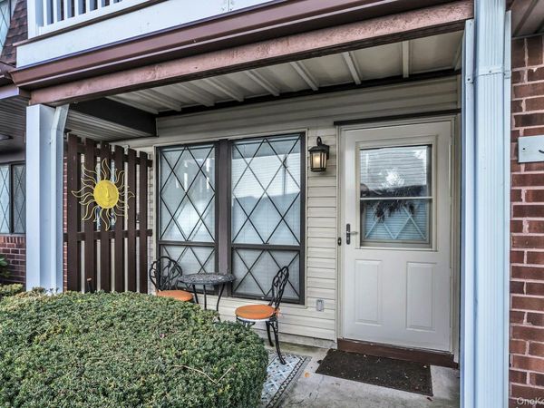 31 Cambridge Drive W, Copiague, NY 11726