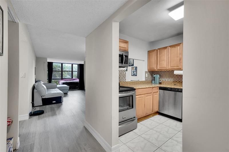 1000 Parkview Drive, Unit 306, Hallandale Beach, FL 33009 Photo