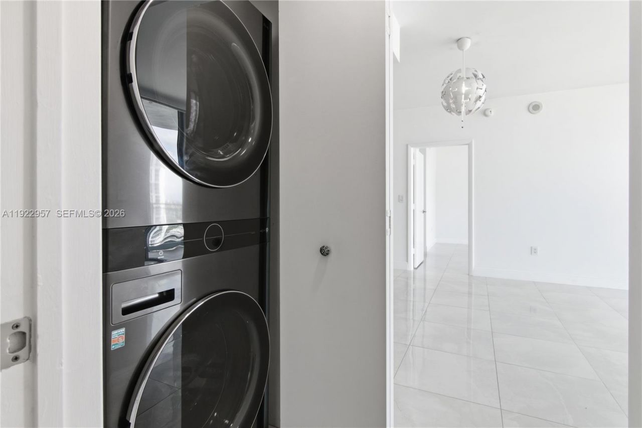 90 SW 3rd St, Unit 2408, Miami, FL 33130 Photo