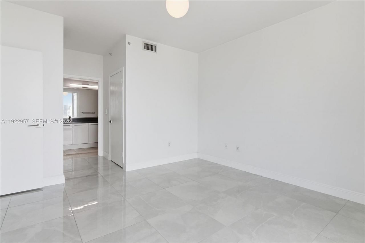 90 SW 3rd St, Unit 2408, Miami, FL 33130 Photo