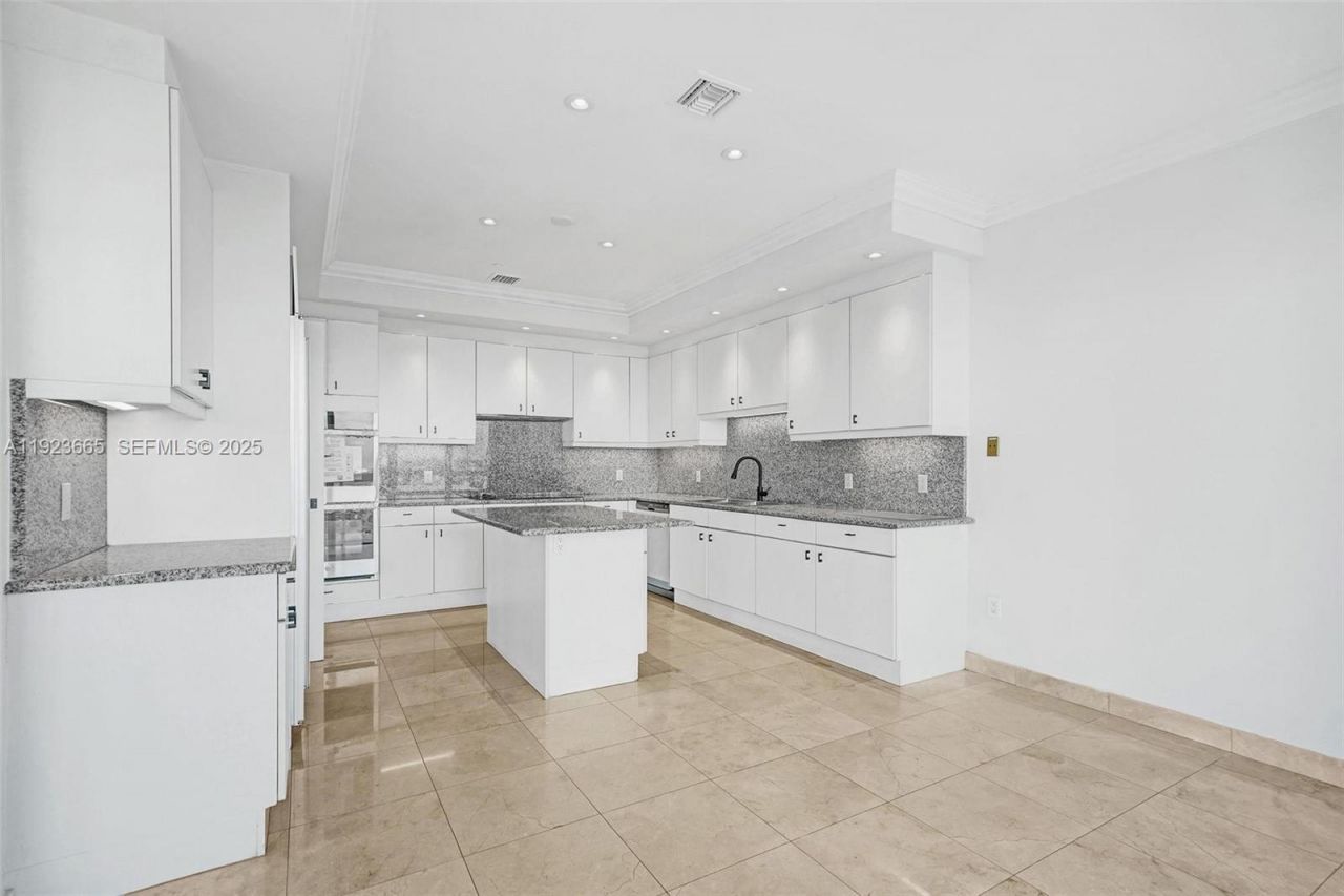 10101 Collins Ave, Unit 17A, Bal Harbour, FL 33154 Photo