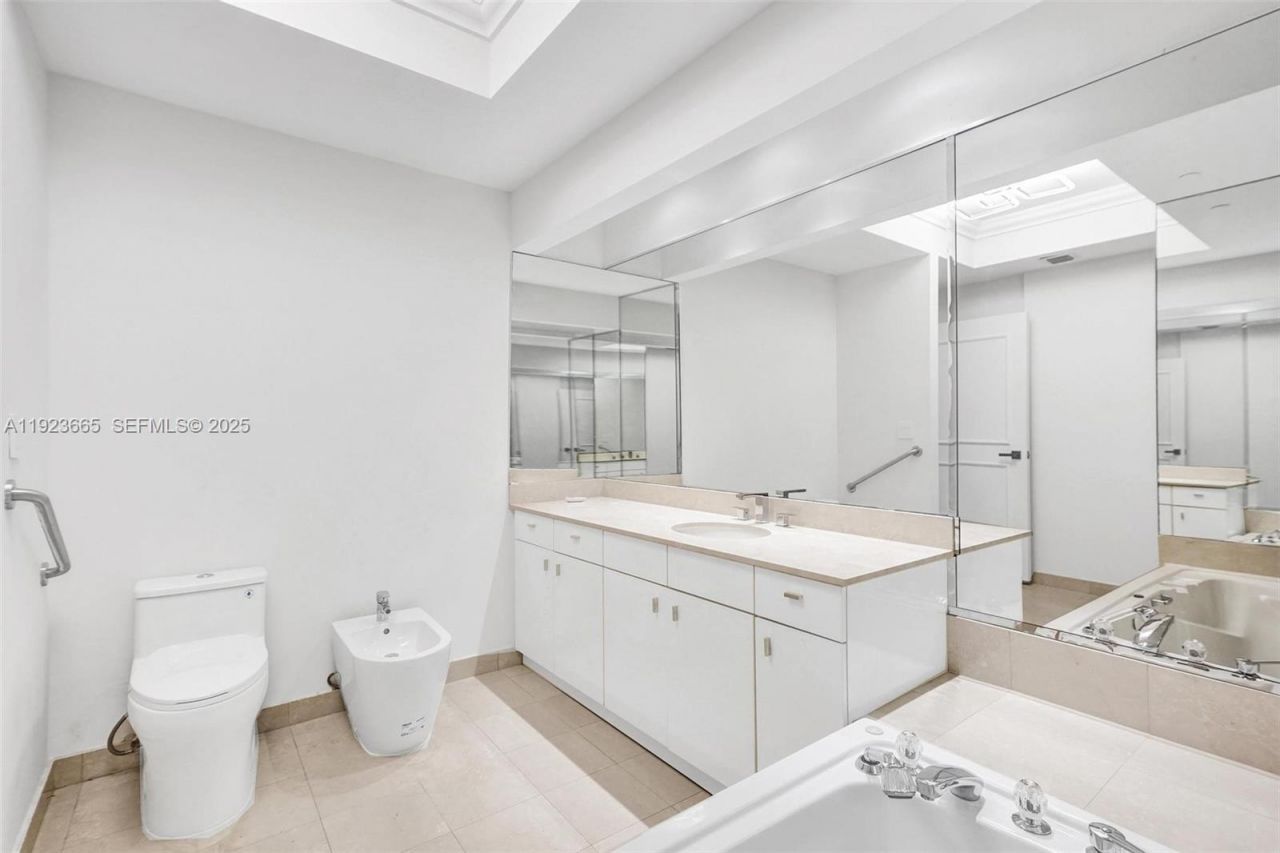 10101 Collins Ave, Unit 17A, Bal Harbour, FL 33154 Photo