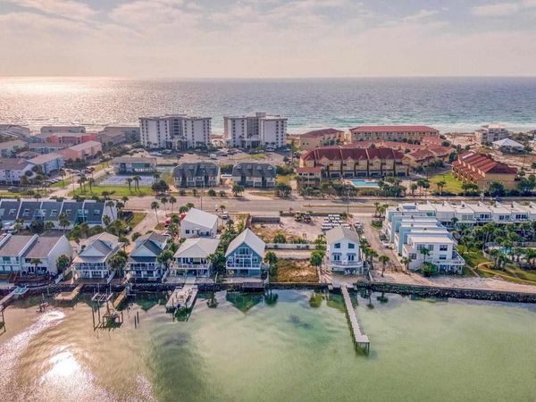 1581 Bulevar Menor, Pensacola Beach, FL 32561