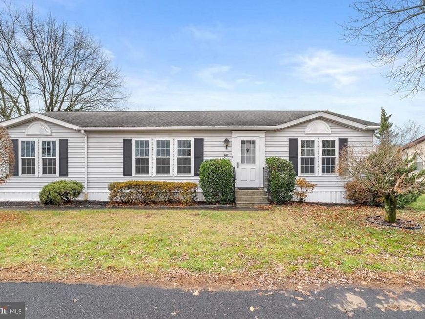 907 Lakeview Drive, Green Lane, PA 18054 Main Photo