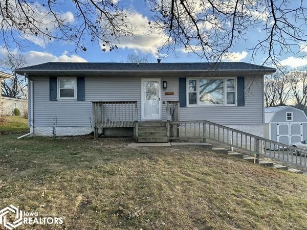 216 E Woodlawn Avenue, Chariton, IA 50049