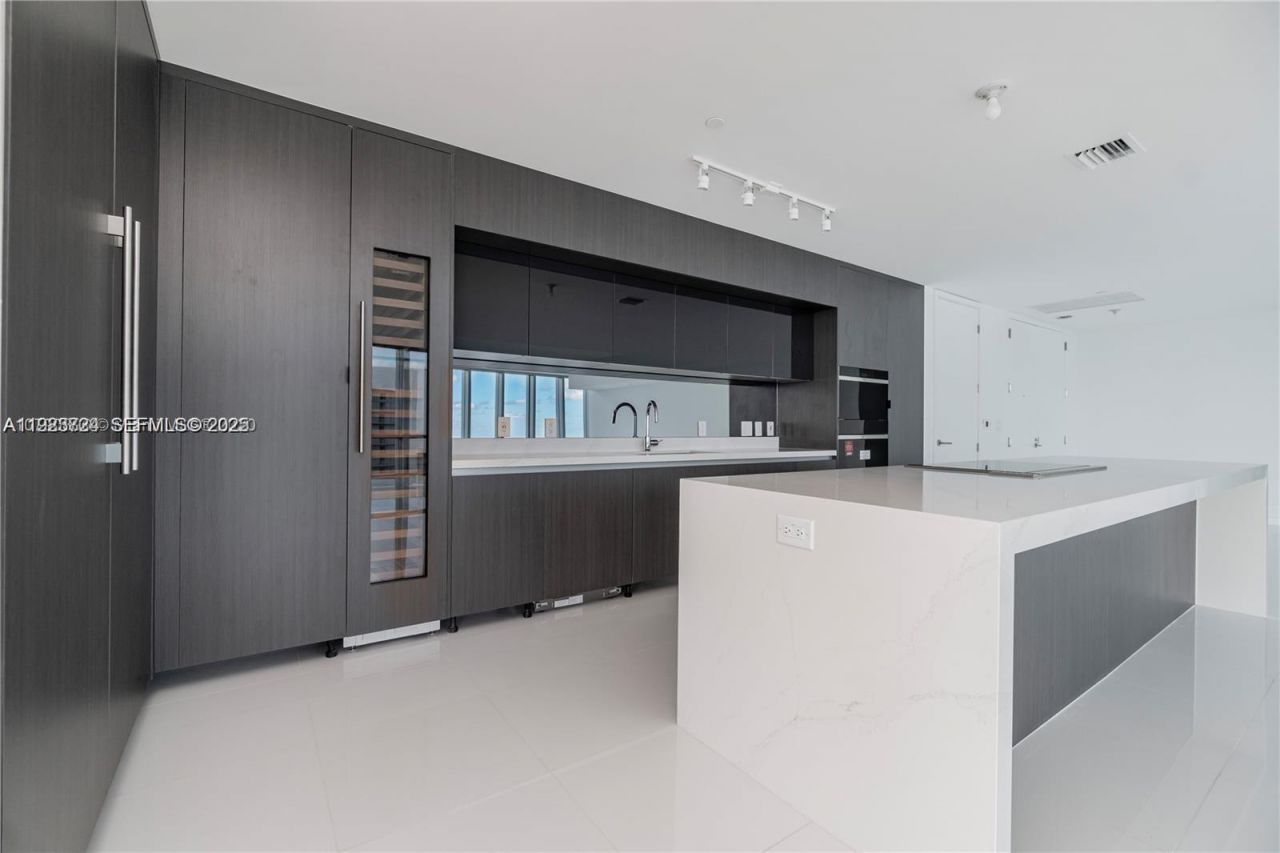 851 NE 1st Ave, Unit 4911, Miami, FL 33132 Photo