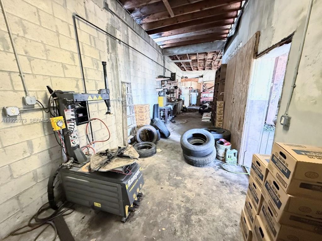 11851 W Dixie Hwy, Miami, FL 33161 Photo