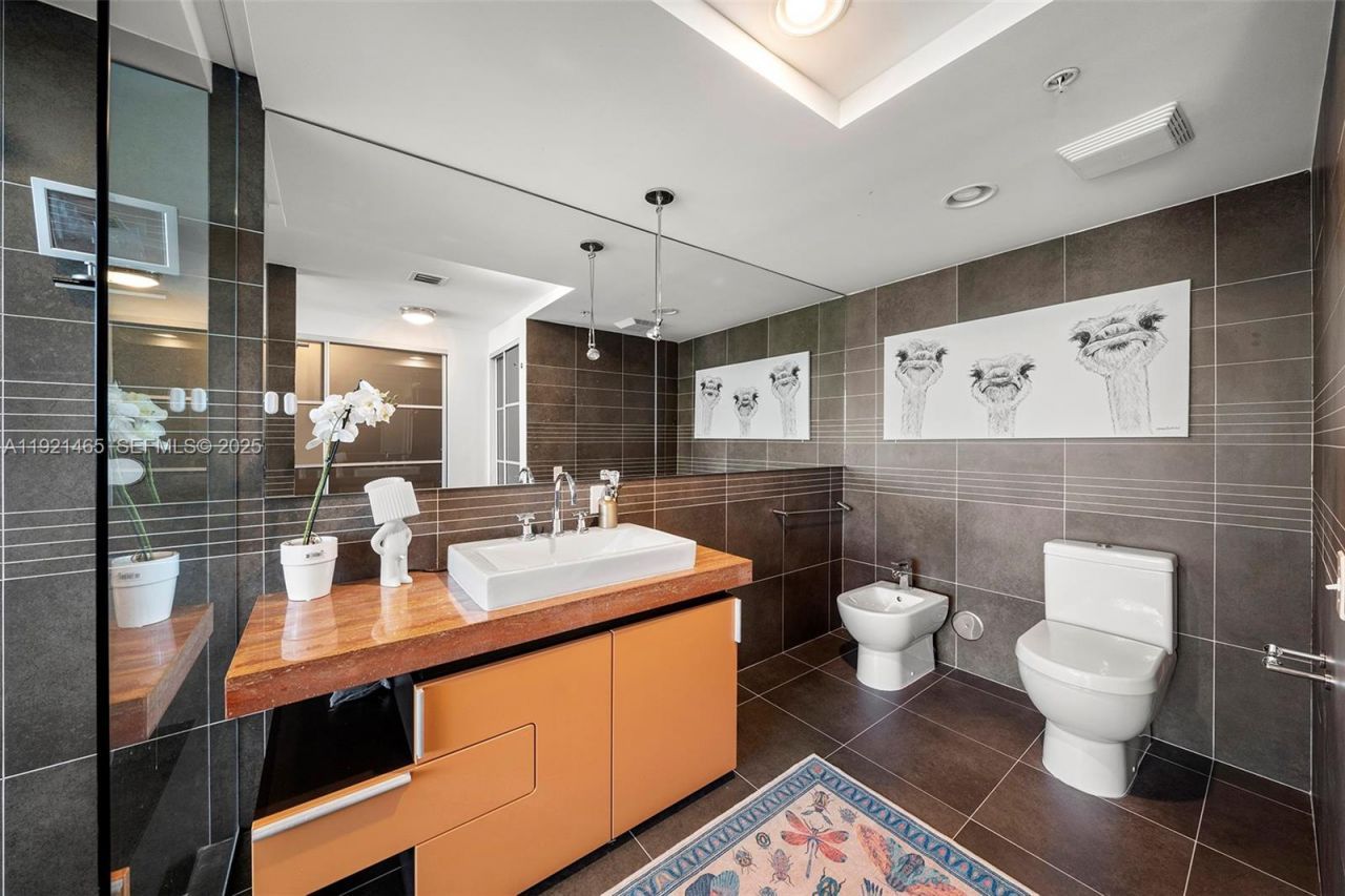 2155 Washington Ct, Unit 205, Miami Beach, FL 33139 Photo