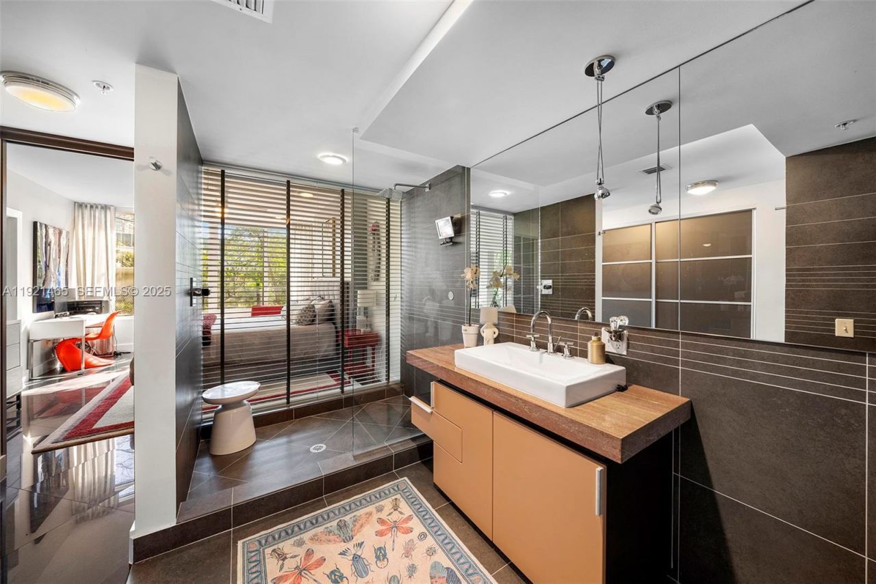 2155 Washington Ct, Unit 205, Miami Beach, FL 33139 Photo