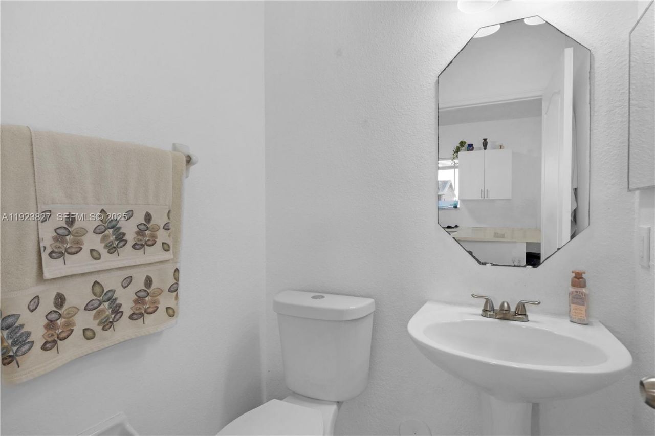 8525 SW 214th Ter, Cutler Bay, FL 33189 Photo