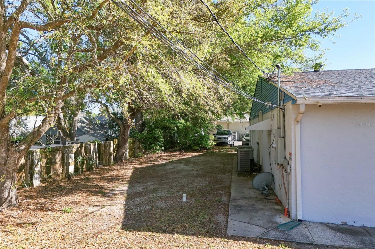 205 E Burleigh Boulevard, Tavares, FL 32778 Photo