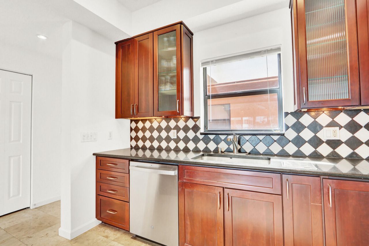 1640 Presidential Way, Unit 501, West Palm Beach, FL 33401 Photo