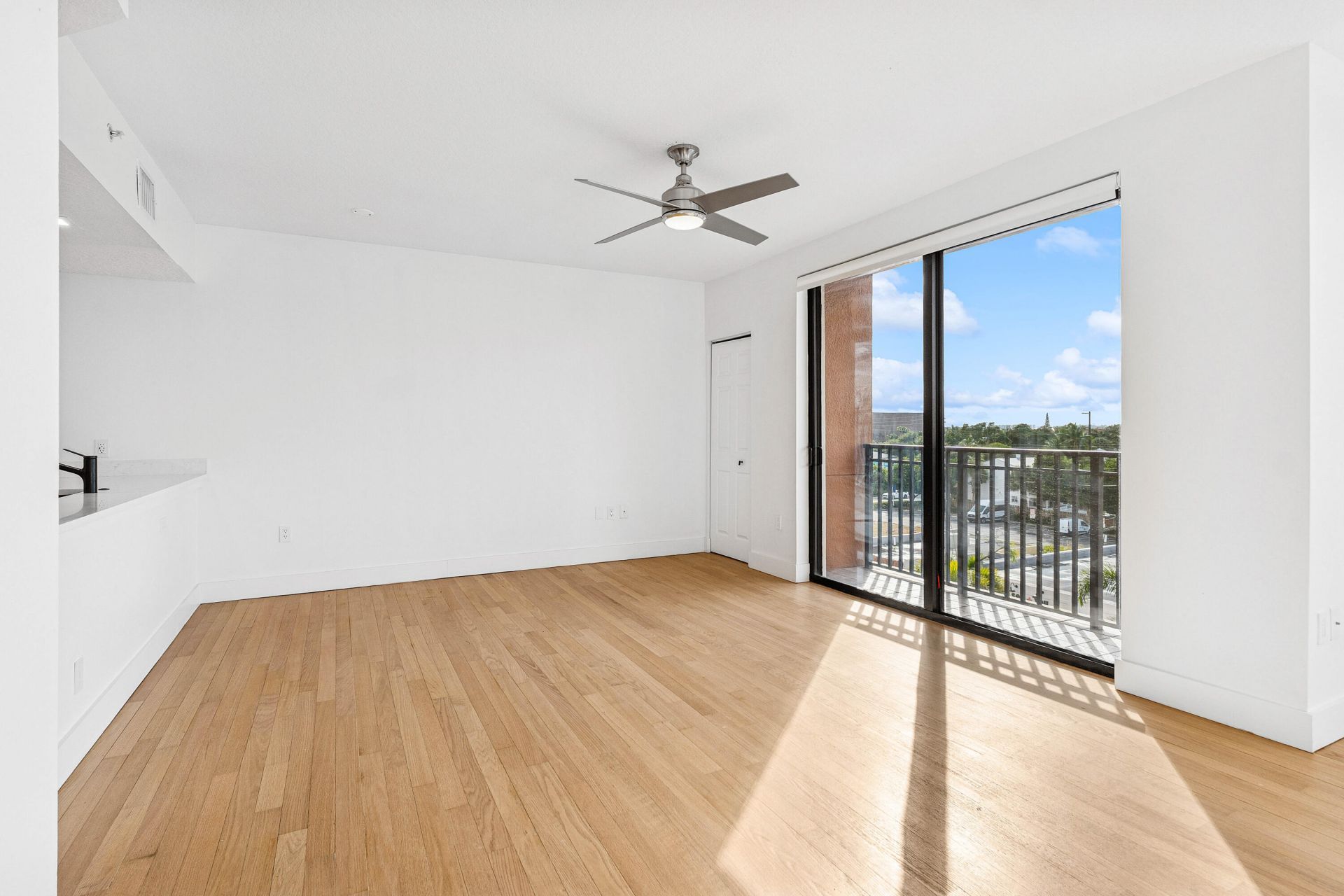 511 Lucerne Avenue, Unit 416, Lake Worth Beach, FL 33460 Photo