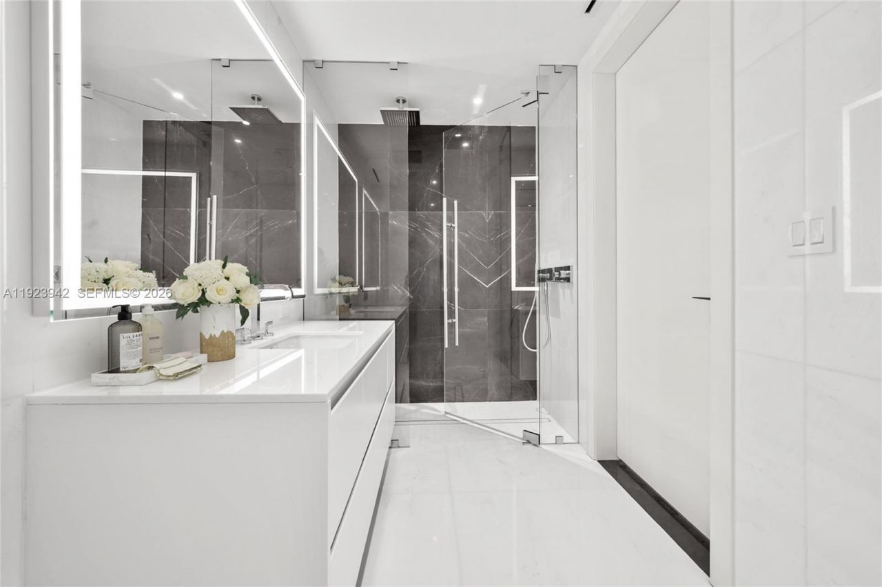 300 Biscayne Boulevard Way, Unit 1106E, Miami, FL 33131 Photo