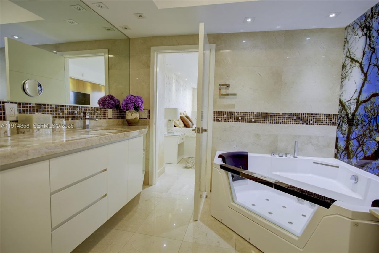 4775 Collins Ave, Unit 1601, Miami Beach, FL 33140 Photo