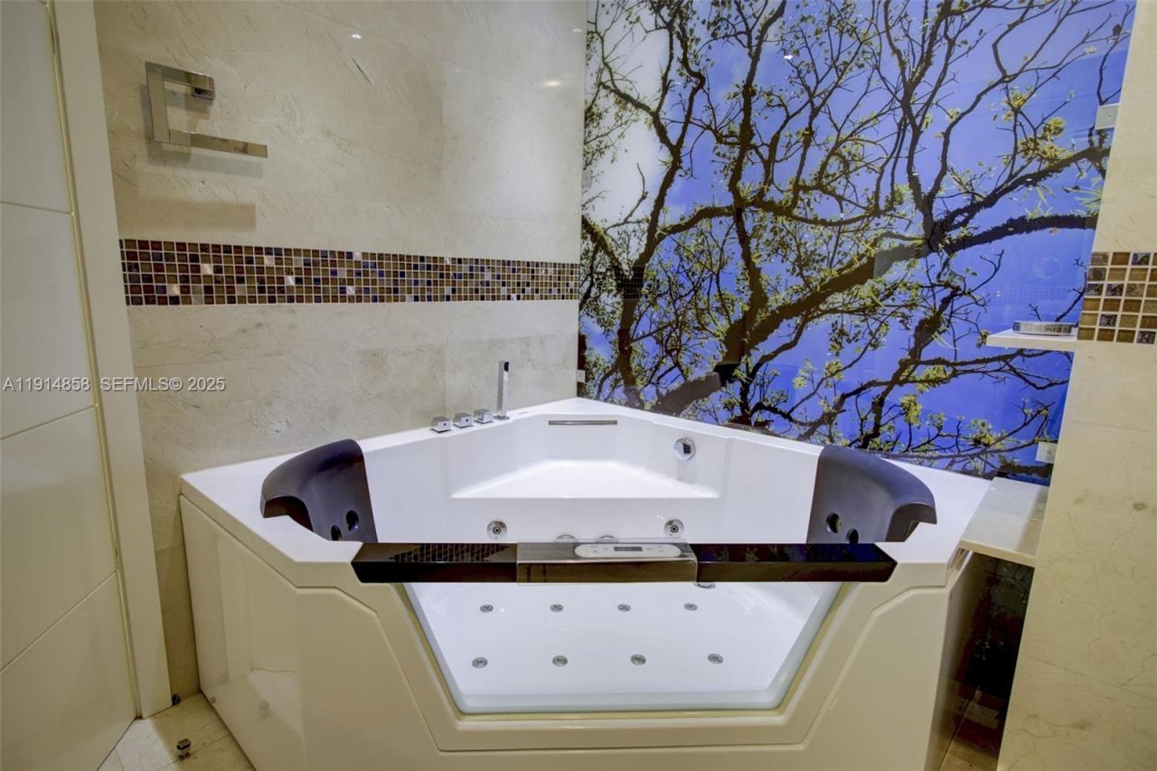 4775 Collins Ave, Unit 1601, Miami Beach, FL 33140 Photo