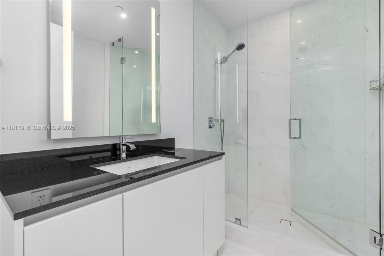 18555 Collins Ave, Unit 5501, Sunny Isles Beach, FL 33160 Photo