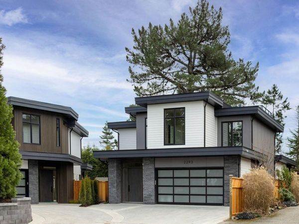 2293 Adela Pl, Sidney, BC V8L 1R2
