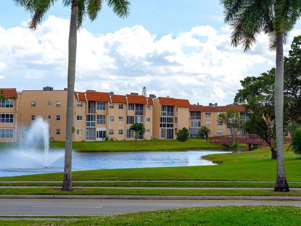 9061 Sunrise Lakes Boulevard, Unit 109, Sunrise, FL 33322