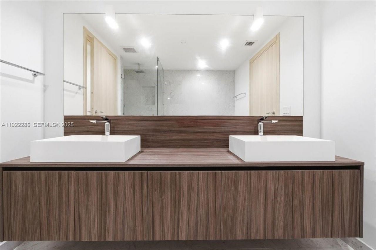 1000 Brickell Plz, Unit 3211, Miami, FL 33131 Photo