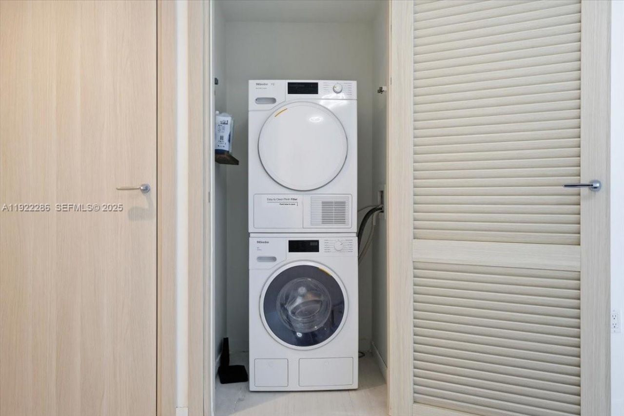 1000 Brickell Plz, Unit 3211, Miami, FL 33131 Photo