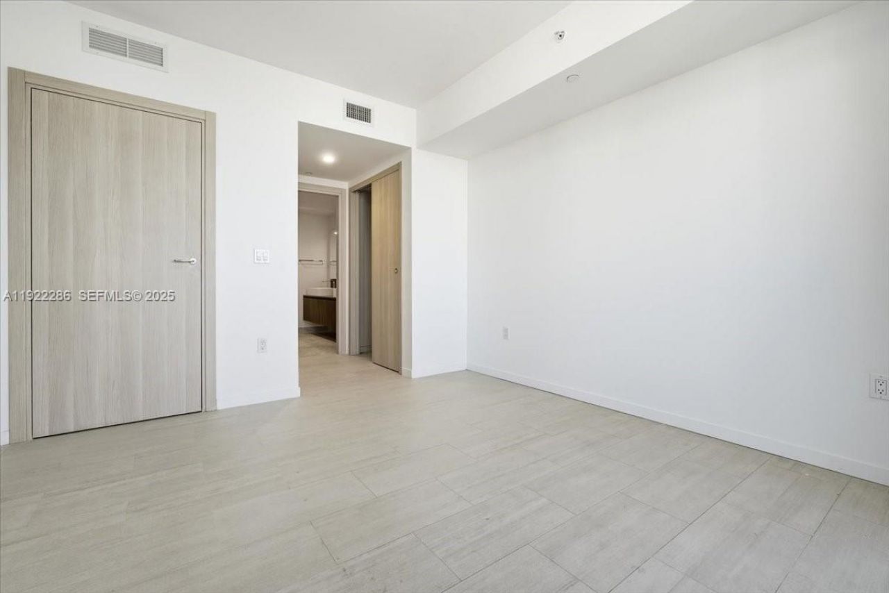 1000 Brickell Plz, Unit 3211, Miami, FL 33131 Photo