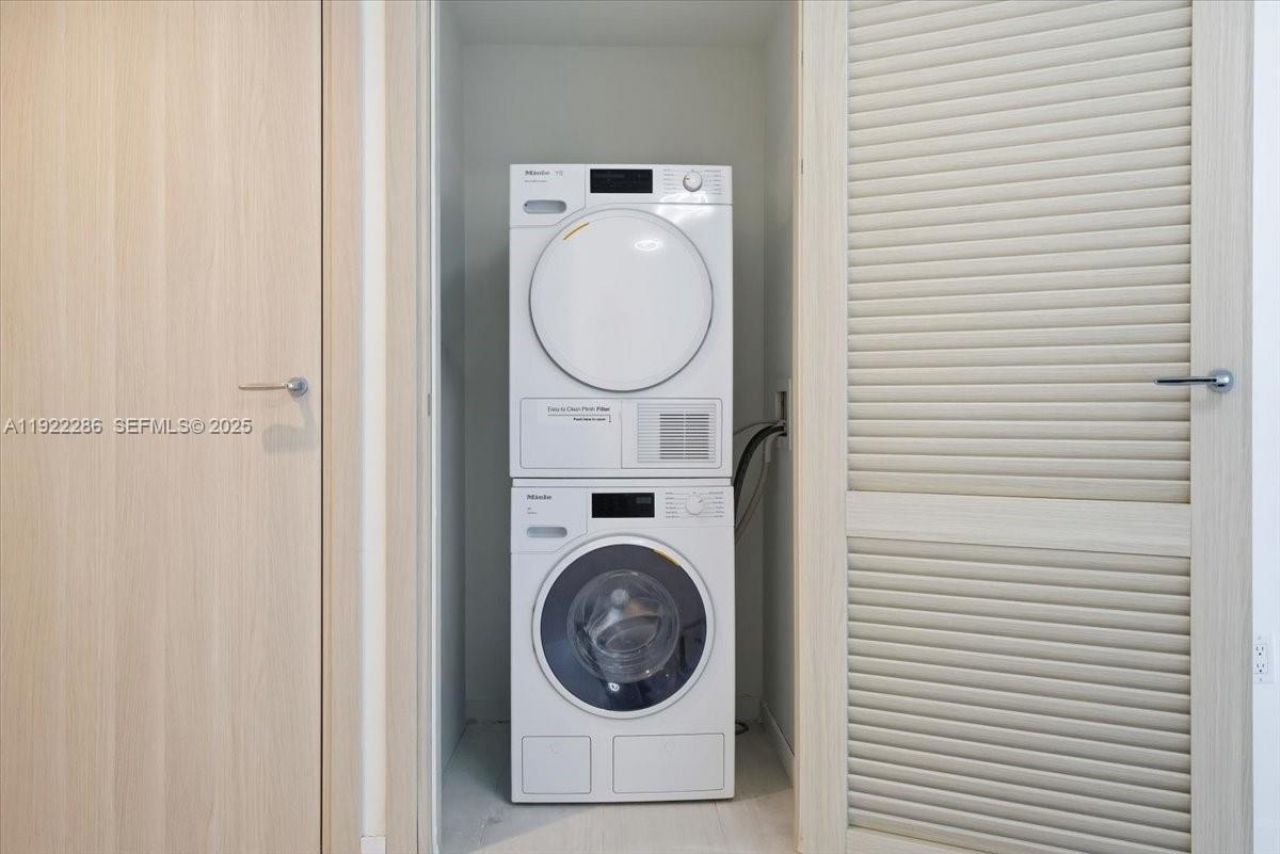 1000 Brickell Plz, Unit 3211, Miami, FL 33131 Photo