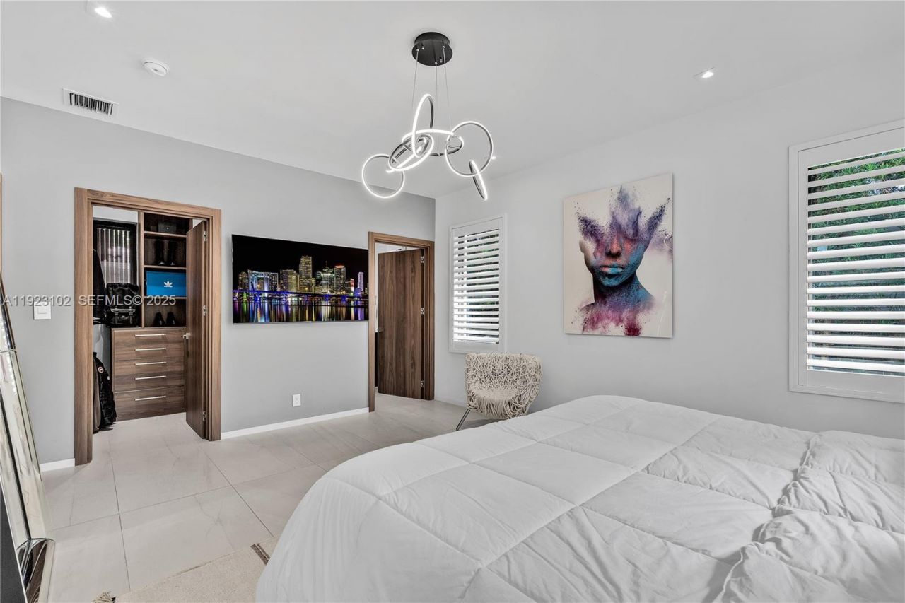 725 W 49th St, Miami Beach, FL 33140 Photo