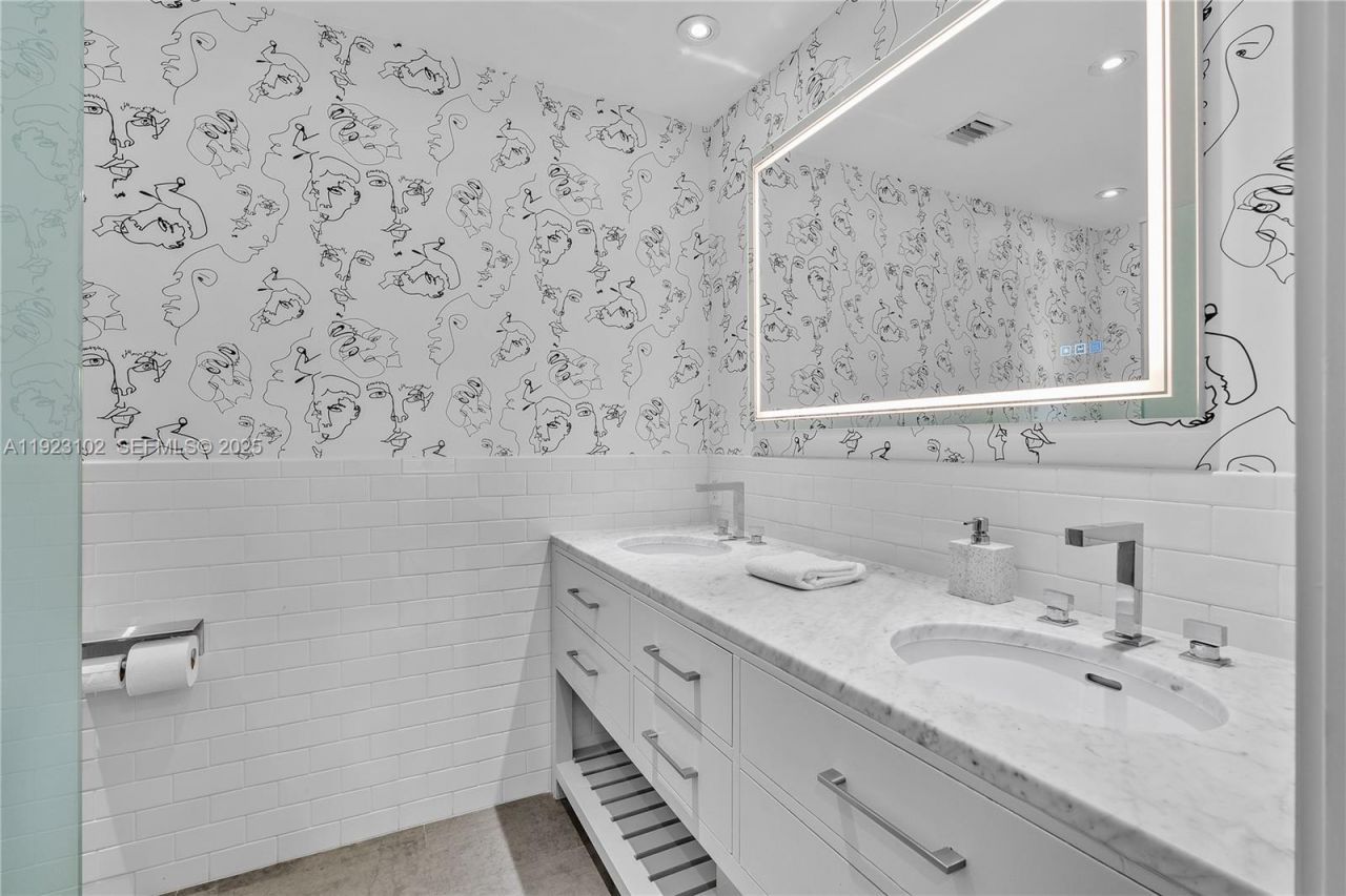 725 W 49th St, Miami Beach, FL 33140 Photo